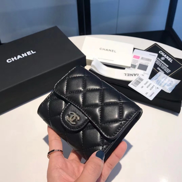 シャネル財布背面デザイン